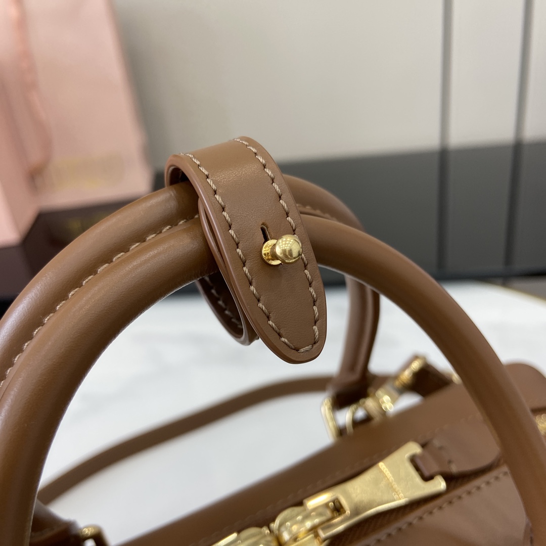 图片[7]-p1720 miumiu缪缪Arcadie 牛皮革中号(27cm)保龄球手提包/斜挎包～干邑色牛皮
这款Arcadic手袋彰显独特的理念即时装是对现实的反映转译为物质形态的工具与金属五金配件的饰面相辉映的字母徽标精致做工卓尔不凡彰显极具辨识度的经典格调动感优雅线条搭配可调式可拆卸肩带呈现富有现代魅力的实用百搭设计
可拆卸可调式肩带
拉链开合
正面涂漆金属字母徽标
带衬里配拉链口袋
配脚钉
型号：5BB148
尺寸：27（长）x 12（宽）x 9cm（厚）
颜色：棕色/-高仿包包