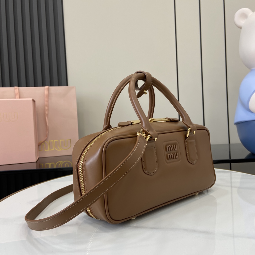 图片[2]-p1720 miumiu缪缪Arcadie 牛皮革中号(27cm)保龄球手提包/斜挎包～干邑色牛皮
这款Arcadic手袋彰显独特的理念即时装是对现实的反映转译为物质形态的工具与金属五金配件的饰面相辉映的字母徽标精致做工卓尔不凡彰显极具辨识度的经典格调动感优雅线条搭配可调式可拆卸肩带呈现富有现代魅力的实用百搭设计
可拆卸可调式肩带
拉链开合
正面涂漆金属字母徽标
带衬里配拉链口袋
配脚钉
型号：5BB148
尺寸：27（长）x 12（宽）x 9cm（厚）
颜色：棕色/-高仿包包