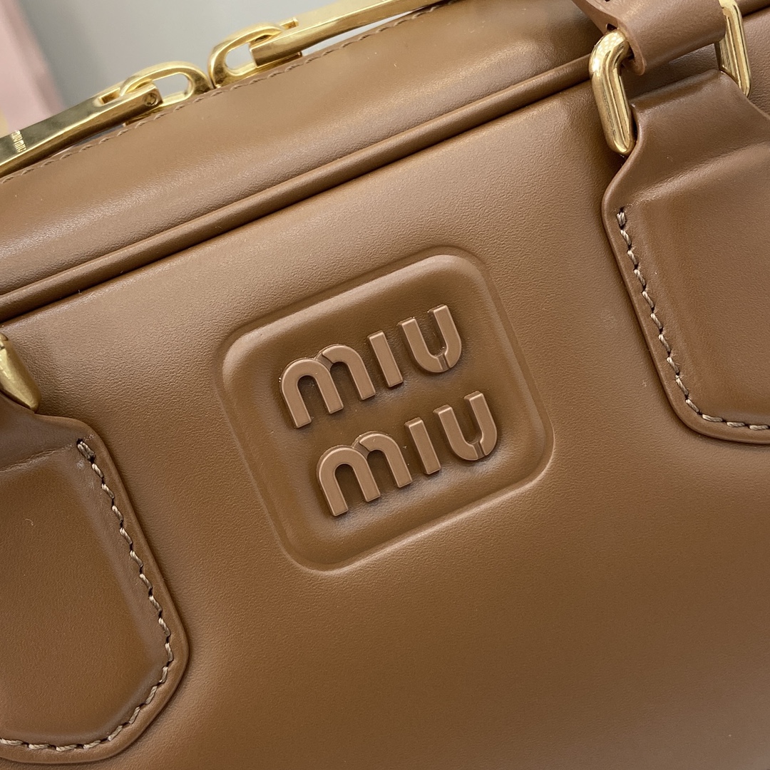 图片[5]-p1720 miumiu缪缪Arcadie 牛皮革中号(27cm)保龄球手提包/斜挎包～干邑色牛皮
这款Arcadic手袋彰显独特的理念即时装是对现实的反映转译为物质形态的工具与金属五金配件的饰面相辉映的字母徽标精致做工卓尔不凡彰显极具辨识度的经典格调动感优雅线条搭配可调式可拆卸肩带呈现富有现代魅力的实用百搭设计
可拆卸可调式肩带
拉链开合
正面涂漆金属字母徽标
带衬里配拉链口袋
配脚钉
型号：5BB148
尺寸：27（长）x 12（宽）x 9cm（厚）
颜色：棕色/-高仿包包