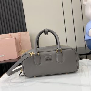 p1720 miumiu缪缪Arcadie 牛皮革中号(27cm)保龄球手提包/斜挎包～干邑色牛皮
这款Arcadic手袋彰显独特的理念即时装是对现实的反映转译为物质形态的工具与金属五金配件的饰面相辉映的字母徽标精致做工卓尔不凡彰显极具辨识度的经典格调动感优雅线条搭配可调式可拆卸肩带呈现富有现代魅力的实用百搭设计
可拆卸可调式肩带
拉链开合
正面涂漆金属字母徽标
带衬里配拉链口袋
配脚钉
型号：5BB148
尺寸：27（长）x 12（宽）x 9cm（厚）
颜色：灰色/-高仿包包