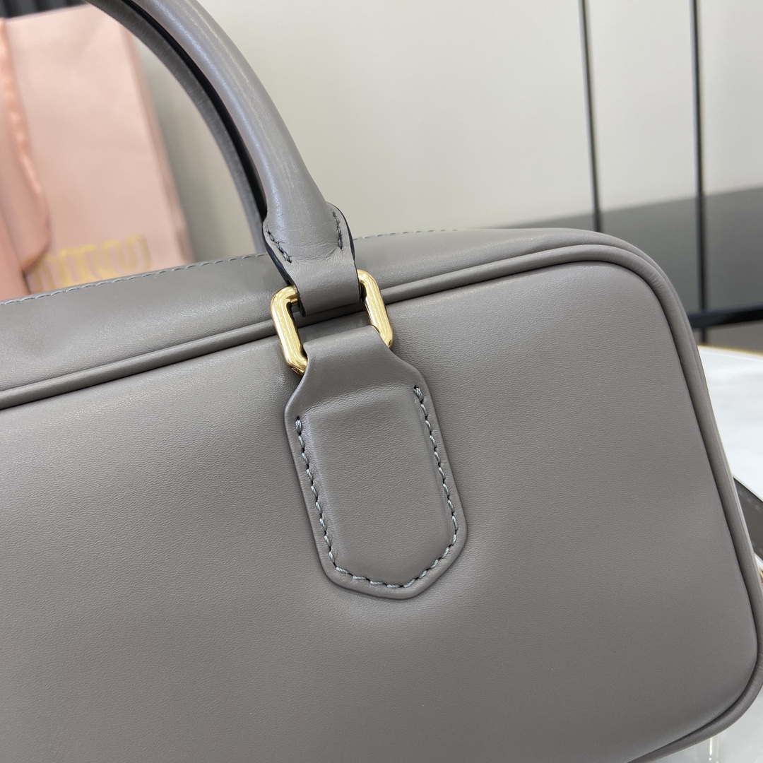 Image[5]-p1720 miumiu miu miu Arcadie Cowhide Medium (27cm) Bowling Tote/Crossbody ~ Cognac Cowhide This Arcadic handbag highlights the unique concept that fashion is a reflection of reality translated into material form with a metallic hardware finish that mirrors the monogrammed logo in a sophisticated finish for a recognizable classic style. Dynamic and elegant lines with adjustable and removable shoulder strap presents a practical and versatile design with modern appealDetachable and adjustable shoulder strap with zipper closurePainted metal letter logo on front with lining and zipper pocket with studsModel No.: 5BB148Dimensions: 27 (L) x 12 (W) x 9cm (Thick)Color: Grey/-High-quality bags