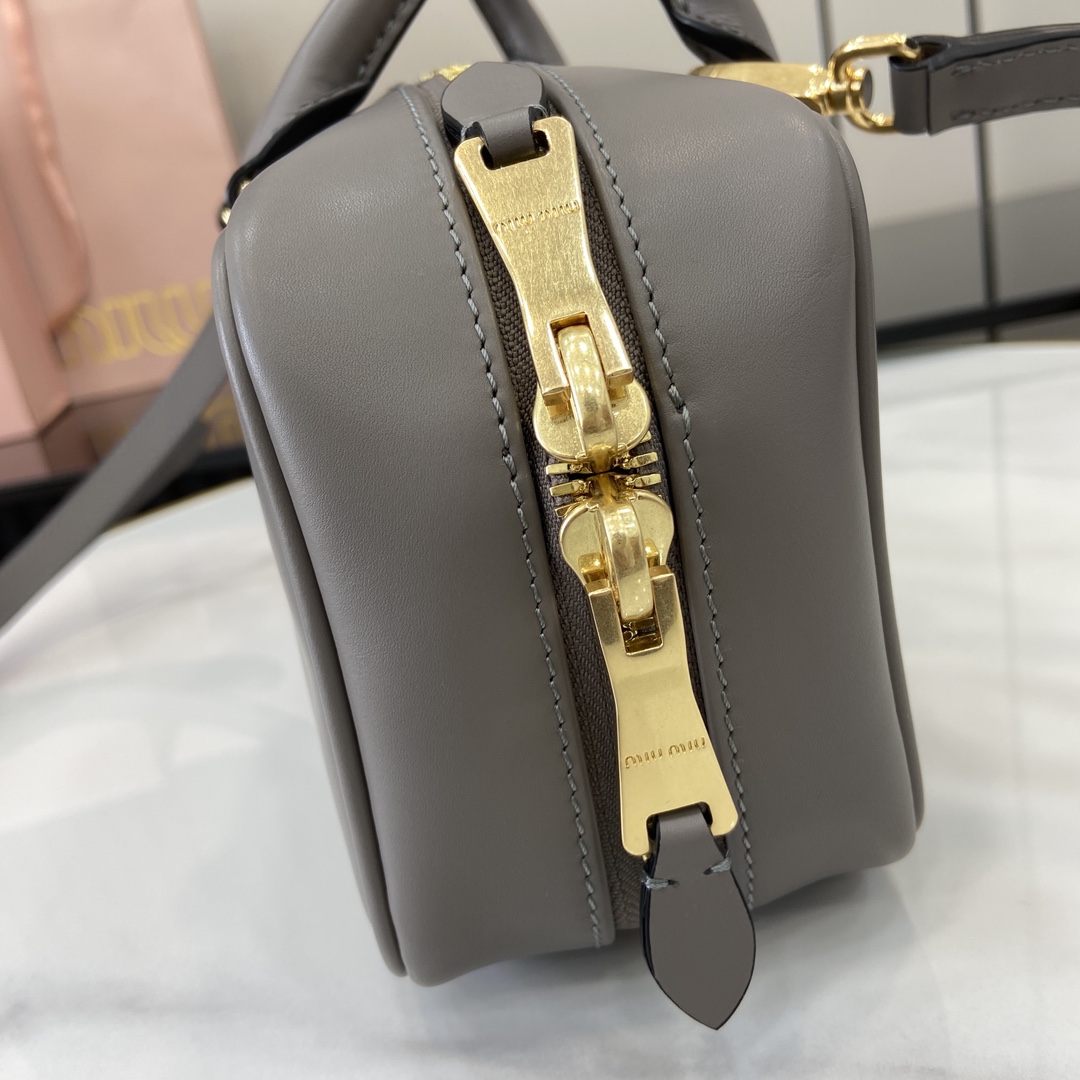 Image[6]-p1720 miumiu miu miu Arcadie Cowhide Medium (27cm) Bowling Tote/Crossbody ~ Cognac Cowhide This Arcadic handbag highlights the unique concept that fashion is a reflection of reality translated into material form with a metallic hardware finish that mirrors the monogrammed logo in a sophisticated finish for a recognizable classic style. Dynamic and elegant lines with adjustable and removable shoulder strap presents a practical and versatile design with modern appealDetachable and adjustable shoulder strap with zipper closurePainted metal letter logo on front with lining and zipper pocket with studsModel No.: 5BB148Dimensions: 27 (L) x 12 (W) x 9cm (Thick)Color: Grey/-High-quality bags
