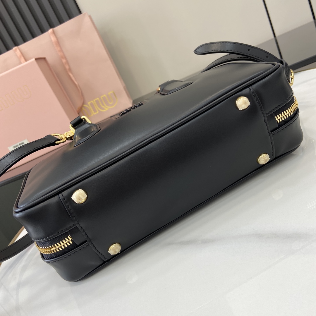 图片[4]-p1720 miumiu缪缪Arcadie 牛皮革中号(27cm)保龄球手提包/斜挎包～干邑色牛皮
这款Arcadic手袋彰显独特的理念即时装是对现实的反映转译为物质形态的工具与金属五金配件的饰面相辉映的字母徽标精致做工卓尔不凡彰显极具辨识度的经典格调动感优雅线条搭配可调式可拆卸肩带呈现富有现代魅力的实用百搭设计
可拆卸可调式肩带
拉链开合
正面涂漆金属字母徽标
带衬里配拉链口袋
配脚钉
型号：5BB148
尺寸：27（长）x 12（宽）x 9cm（厚）
颜色：黑色/-高仿包包
