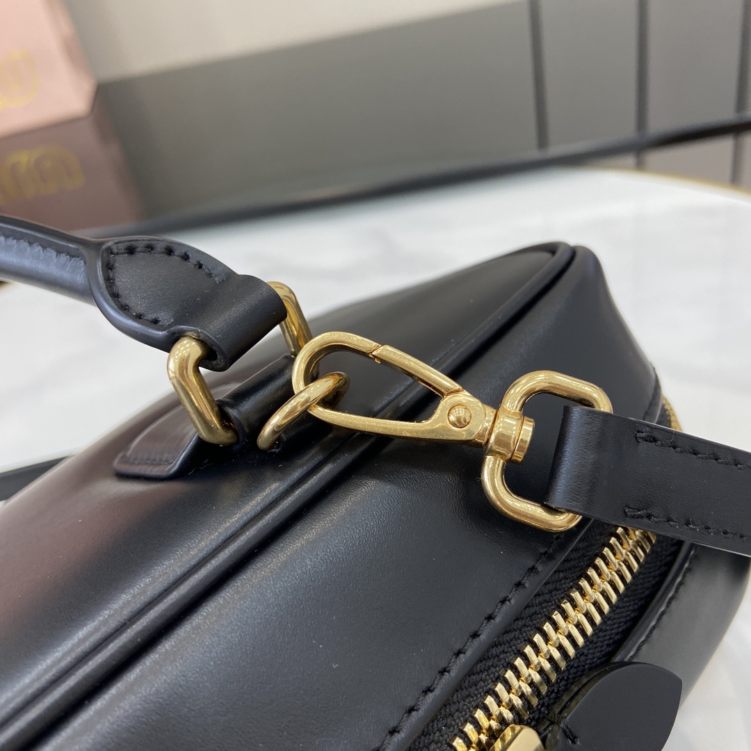 图片[7]-p1720 miumiu缪缪Arcadie 牛皮革中号(27cm)保龄球手提包/斜挎包～干邑色牛皮
这款Arcadic手袋彰显独特的理念即时装是对现实的反映转译为物质形态的工具与金属五金配件的饰面相辉映的字母徽标精致做工卓尔不凡彰显极具辨识度的经典格调动感优雅线条搭配可调式可拆卸肩带呈现富有现代魅力的实用百搭设计
可拆卸可调式肩带
拉链开合
正面涂漆金属字母徽标
带衬里配拉链口袋
配脚钉
型号：5BB148
尺寸：27（长）x 12（宽）x 9cm（厚）
颜色：黑色/-高仿包包
