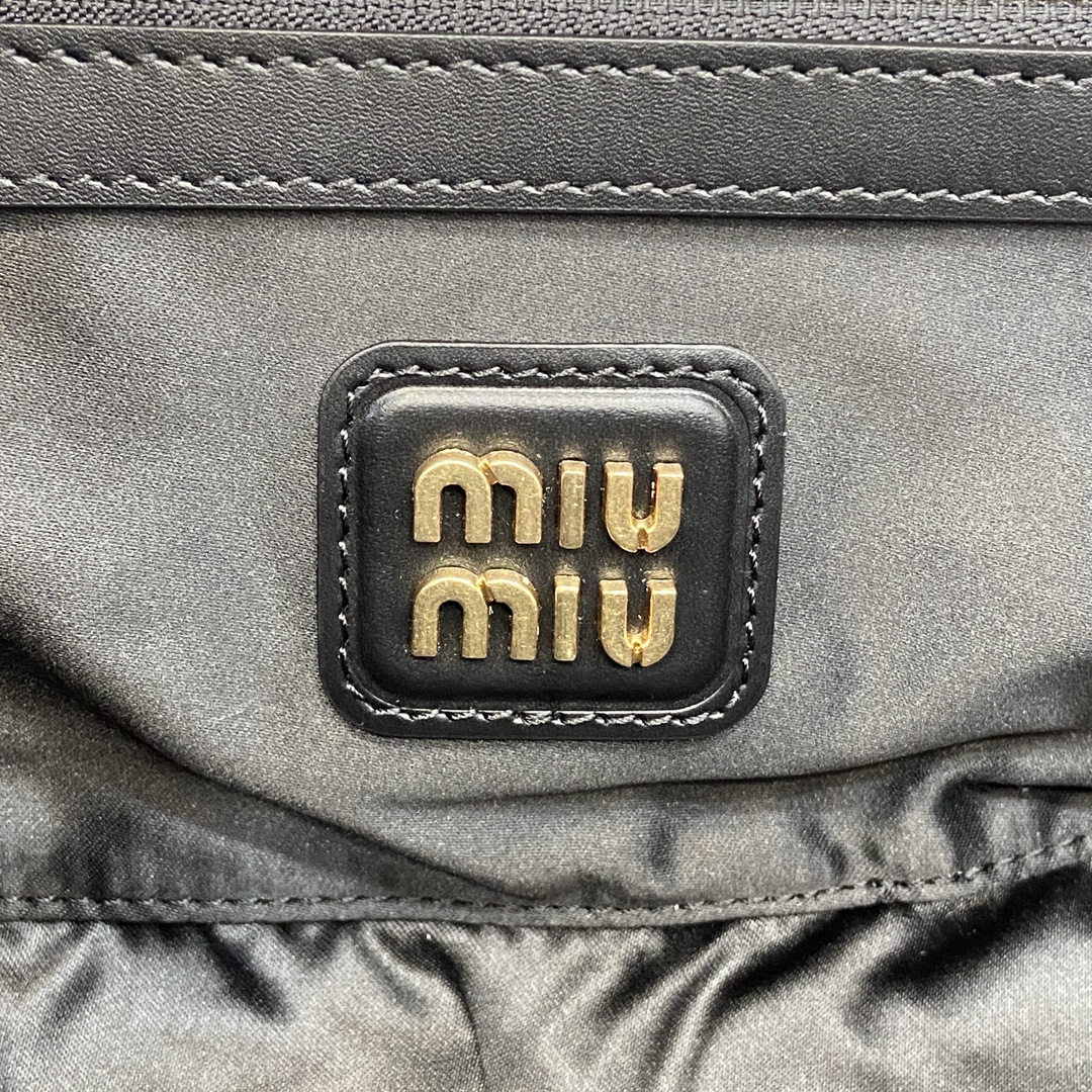 图片[9]-p1720 miumiu缪缪Arcadie 牛皮革中号(27cm)保龄球手提包/斜挎包～干邑色牛皮
这款Arcadic手袋彰显独特的理念即时装是对现实的反映转译为物质形态的工具与金属五金配件的饰面相辉映的字母徽标精致做工卓尔不凡彰显极具辨识度的经典格调动感优雅线条搭配可调式可拆卸肩带呈现富有现代魅力的实用百搭设计
可拆卸可调式肩带
拉链开合
正面涂漆金属字母徽标
带衬里配拉链口袋
配脚钉
型号：5BB148
尺寸：27（长）x 12（宽）x 9cm（厚）
颜色：黑色/-高仿包包