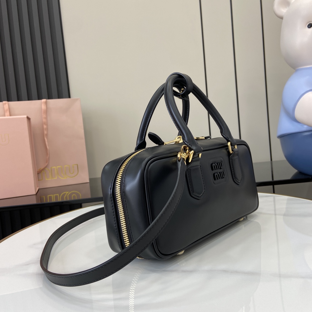 图片[2]-p1720 miumiu缪缪Arcadie 牛皮革中号(27cm)保龄球手提包/斜挎包～干邑色牛皮
这款Arcadic手袋彰显独特的理念即时装是对现实的反映转译为物质形态的工具与金属五金配件的饰面相辉映的字母徽标精致做工卓尔不凡彰显极具辨识度的经典格调动感优雅线条搭配可调式可拆卸肩带呈现富有现代魅力的实用百搭设计
可拆卸可调式肩带
拉链开合
正面涂漆金属字母徽标
带衬里配拉链口袋
配脚钉
型号：5BB148
尺寸：27（长）x 12（宽）x 9cm（厚）
颜色：黑色/-高仿包包