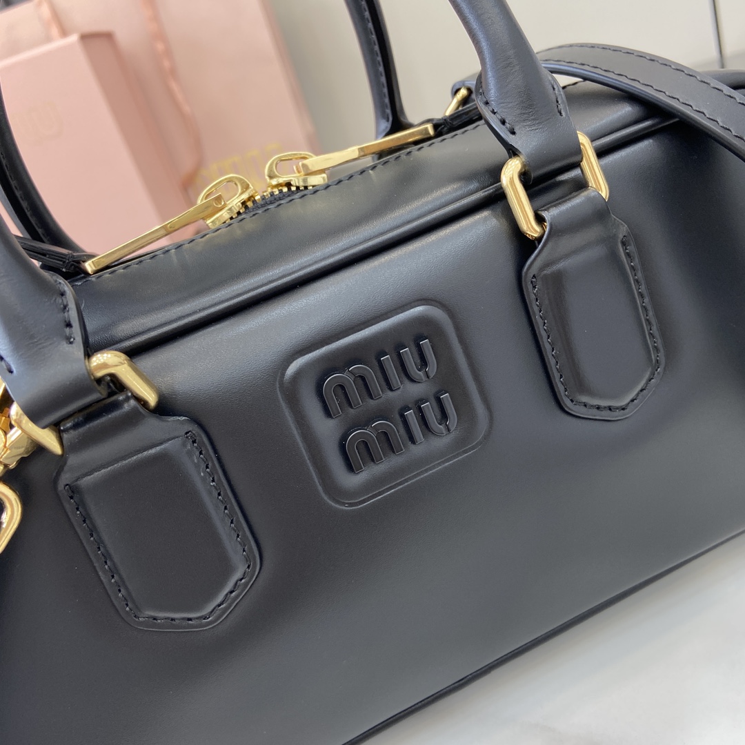 图片[5]-p1720 miumiu缪缪Arcadie 牛皮革中号(27cm)保龄球手提包/斜挎包～干邑色牛皮
这款Arcadic手袋彰显独特的理念即时装是对现实的反映转译为物质形态的工具与金属五金配件的饰面相辉映的字母徽标精致做工卓尔不凡彰显极具辨识度的经典格调动感优雅线条搭配可调式可拆卸肩带呈现富有现代魅力的实用百搭设计
可拆卸可调式肩带
拉链开合
正面涂漆金属字母徽标
带衬里配拉链口袋
配脚钉
型号：5BB148
尺寸：27（长）x 12（宽）x 9cm（厚）
颜色：黑色/-高仿包包