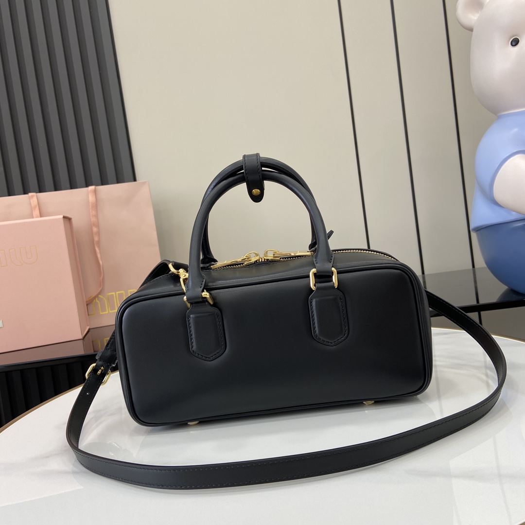 图片[3]-p1720 miumiu缪缪Arcadie 牛皮革中号(27cm)保龄球手提包/斜挎包～干邑色牛皮
这款Arcadic手袋彰显独特的理念即时装是对现实的反映转译为物质形态的工具与金属五金配件的饰面相辉映的字母徽标精致做工卓尔不凡彰显极具辨识度的经典格调动感优雅线条搭配可调式可拆卸肩带呈现富有现代魅力的实用百搭设计
可拆卸可调式肩带
拉链开合
正面涂漆金属字母徽标
带衬里配拉链口袋
配脚钉
型号：5BB148
尺寸：27（长）x 12（宽）x 9cm（厚）
颜色：黑色/-高仿包包