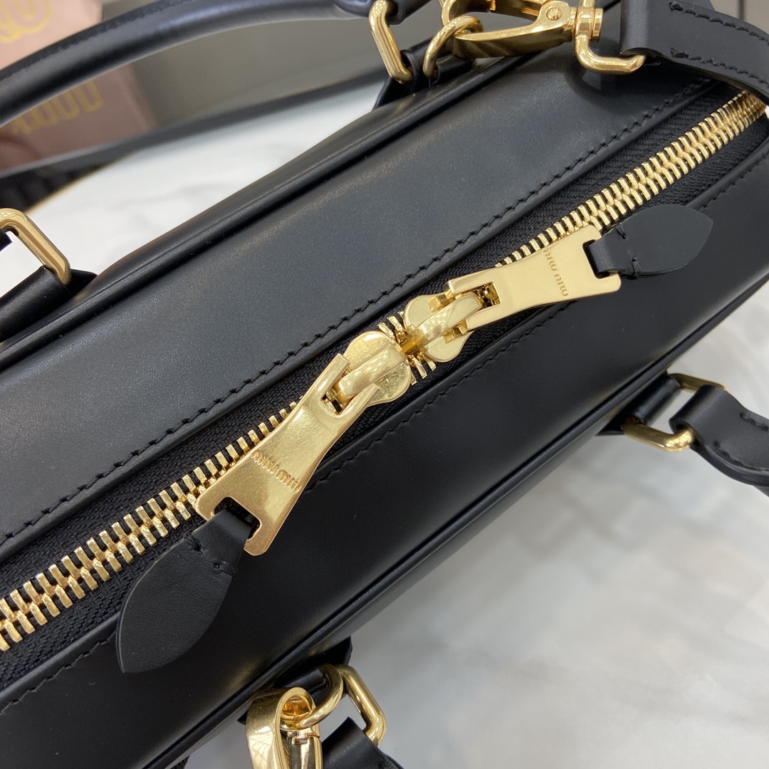 图片[6]-p1720 miumiu缪缪Arcadie 牛皮革中号(27cm)保龄球手提包/斜挎包～干邑色牛皮
这款Arcadic手袋彰显独特的理念即时装是对现实的反映转译为物质形态的工具与金属五金配件的饰面相辉映的字母徽标精致做工卓尔不凡彰显极具辨识度的经典格调动感优雅线条搭配可调式可拆卸肩带呈现富有现代魅力的实用百搭设计
可拆卸可调式肩带
拉链开合
正面涂漆金属字母徽标
带衬里配拉链口袋
配脚钉
型号：5BB148
尺寸：27（长）x 12（宽）x 9cm（厚）
颜色：黑色/-高仿包包
