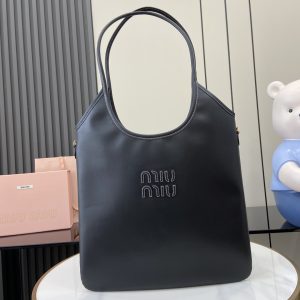 p1680 Miu 女士IVY牛皮托特单肩包
这款经典托特包饰有Miu Miu字母徽标彰显经典风格非常具有辨识度简简单单腋下托特包🖤 同色系皮革字母徽标增添别具一格的经典格调！金色五金件、正面皮革字母徽标！带衬里带拉链口袋装饰！
型号：500231
尺寸：34（长）x 40（高）
颜色：克色全皮/
意大利创作-高仿包包