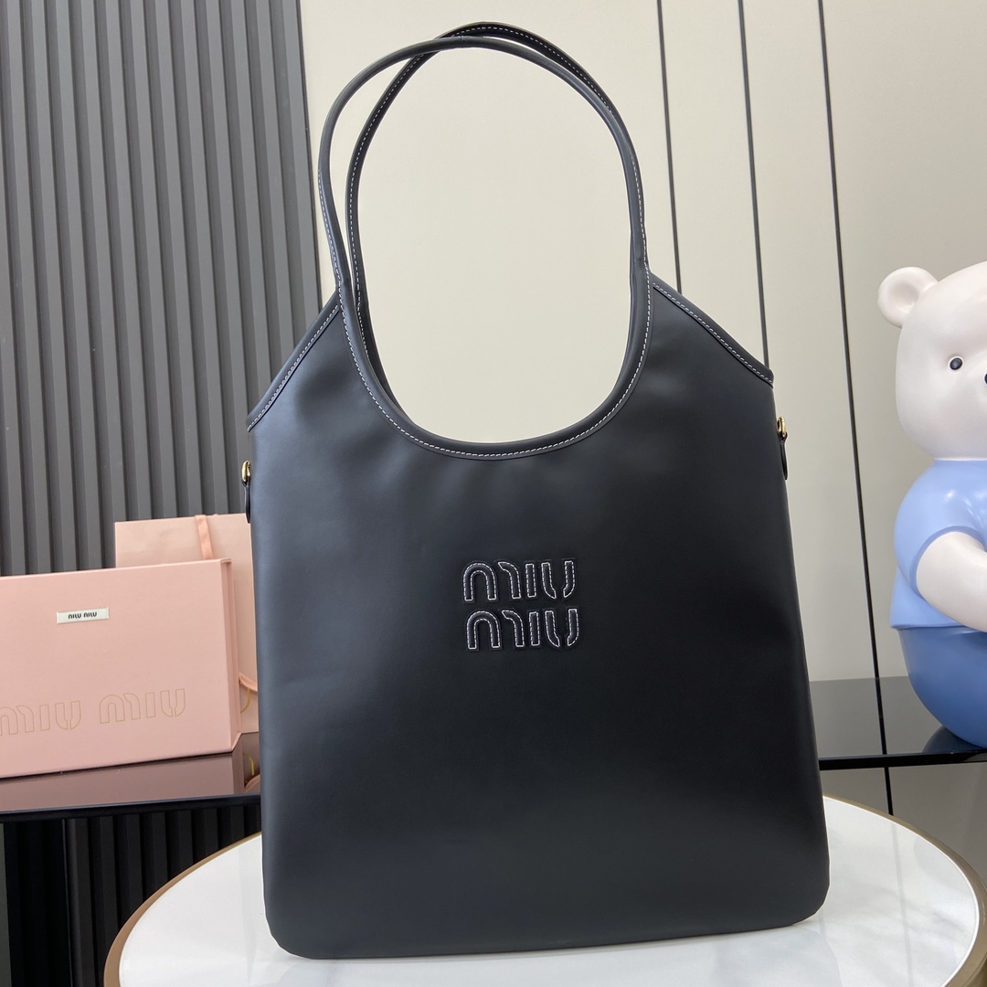 p1680 Miu 女士IVY牛皮托特单肩包
这款经典托特包饰有Miu Miu字母徽标彰显经典风格非常具有辨识度简简单单腋下托特包🖤 同色系皮革字母徽标增添别具一格的经典格调！金色五金件、正面皮革字母徽标！带衬里带拉链口袋装饰！
型号：500231
尺寸：34（长）x 40（高）
颜色：克色全皮/
意大利创作-高仿包包