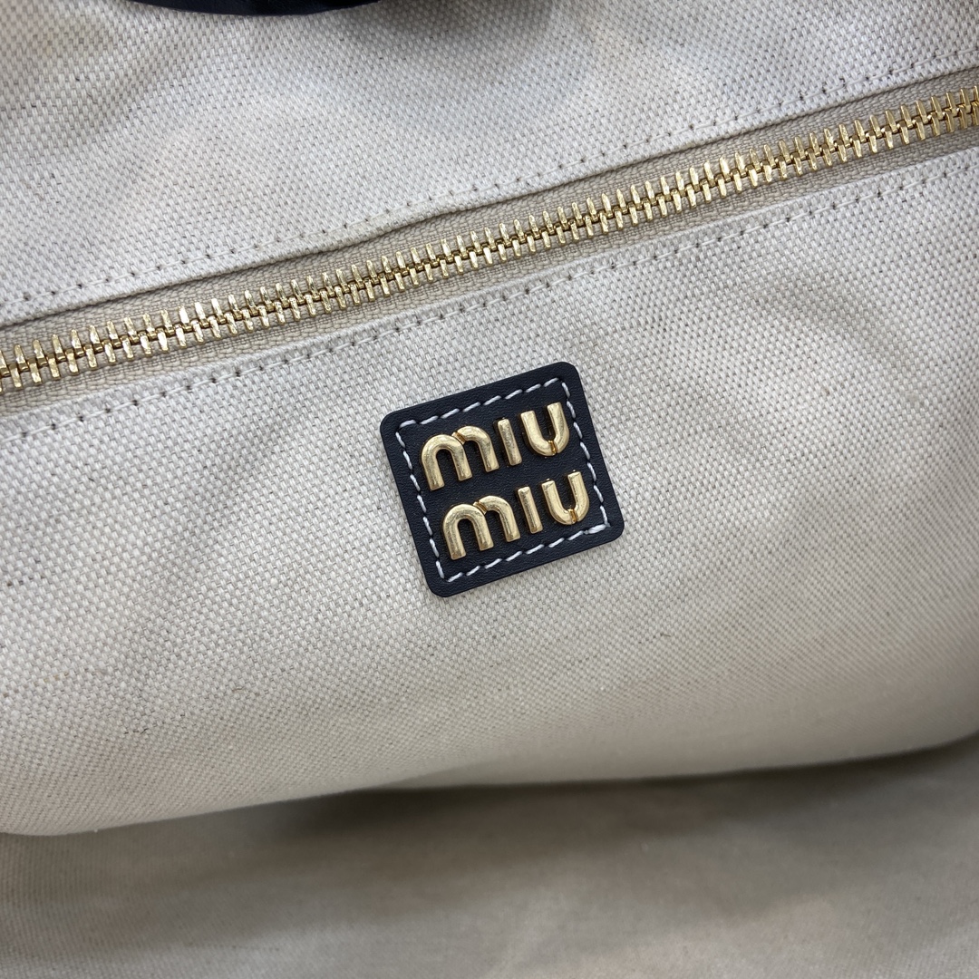 图片[9]-p1680 Miu 女士IVY牛皮托特单肩包
这款经典托特包饰有Miu Miu字母徽标彰显经典风格非常具有辨识度简简单单腋下托特包🖤 同色系皮革字母徽标增添别具一格的经典格调！金色五金件、正面皮革字母徽标！带衬里带拉链口袋装饰！
型号：500231
尺寸：34（长）x 40（高）
颜色：克色全皮/
意大利创作-高仿包包