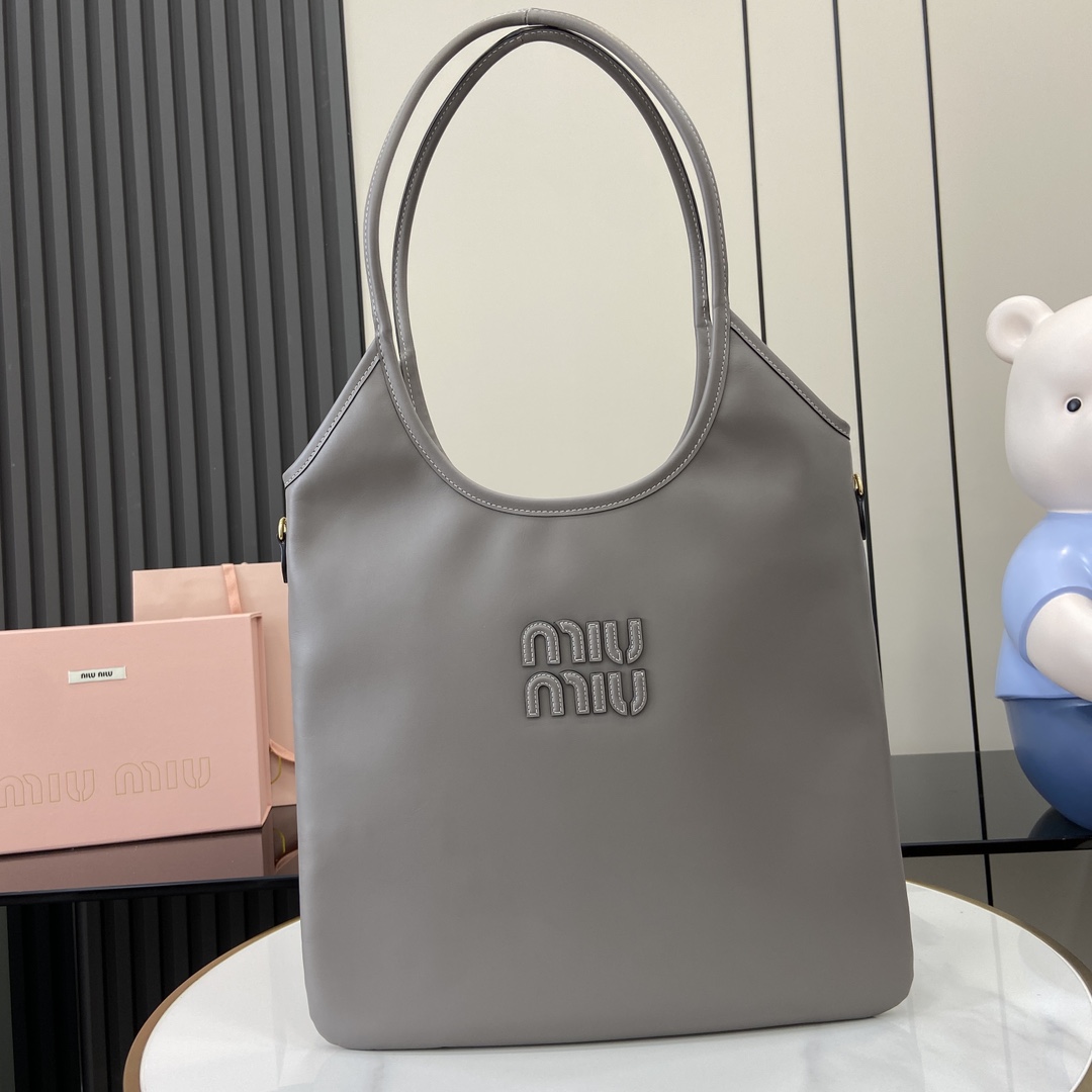 p1680 Miu 女士IVY牛皮托特单肩包这款经典托特包饰有Miu Miu字母徽标彰显经典风格非常具有辨识度简简单单腋下托特包🖤 同色系皮革字母徽标增添别具一格的经典格调！金色五金件、正面皮革字母徽标！带衬里带拉链口袋装饰！型号：500231尺寸：34（长）x 40（高）颜色：灰色全皮/意大利创作-高仿包包