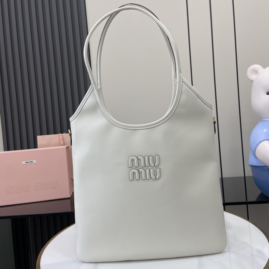 p1680 Miu 女士IVY牛皮托特单肩包
这款经典托特包饰有Miu Miu字母徽标彰显经典风格非常具有辨识度简简单单腋下托特包🖤 同色系皮革字母徽标增添别具一格的经典格调！金色五金件、正面皮革字母徽标！带衬里带拉链口袋装饰！
型号：500231
尺寸：34（长）x 40（高）
颜色：白色全皮/
意大利创作-高仿包包