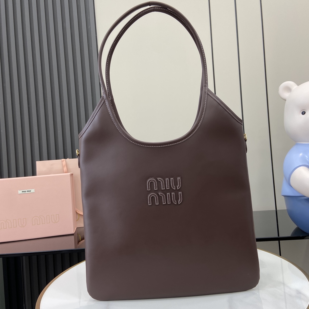 p1680 Miu 女士IVY牛皮托特单肩包
这款经典托特包饰有Miu Miu字母徽标彰显经典风格非常具有辨识度简简单单腋下托特包🖤 同色系皮革字母徽标增添别具一格的经典格调！金色五金件、正面皮革字母徽标！带衬里带拉链口袋装饰！
型号：500231
尺寸：34（长）x 40（高）
颜色：酒红色全皮/
意大利创作-高仿包包