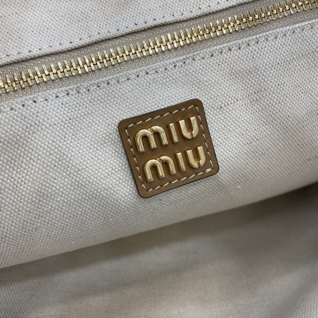 图片[9]-p1680 Miu 女士IVY牛皮托特单肩包
这款经典托特包饰有Miu Miu字母徽标彰显经典风格非常具有辨识度简简单单腋下托特包🖤 同色系皮革字母徽标增添别具一格的经典格调！金色五金件、正面皮革字母徽标！带衬里带拉链口袋装饰！
型号：500231
尺寸：34（长）x 40（高）
颜色：棕色全皮/
意大利创作-高仿包包