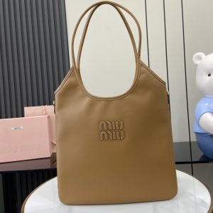 p1680 Miu 女士IVY牛皮托特单肩包
这款经典托特包饰有Miu Miu字母徽标彰显经典风格非常具有辨识度简简单单腋下托特包🖤 同色系皮革字母徽标增添别具一格的经典格调！金色五金件、正面皮革字母徽标！带衬里带拉链口袋装饰！
型号：500231
尺寸：34（长）x 40（高）
颜色：棕色全皮/
意大利创作-高仿包包