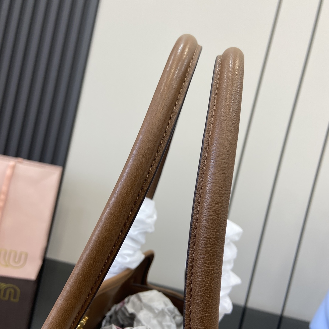 图片[8]-p2300 Miu女士Nappa羊皮革手提包灵感源自于典藏设计结构经过调整变得更加轻便焕发全新个性造就具有永恒魅力的经典单品饰以压花字母徽标平添标志性元素👝配有提手适合用作手提包或单肩包！可拆卸挂饰复古金色五金配件正面压花字母徽标带衬里配拉链口袋和贴袋！
型号：5BG291
尺寸：31（长）x 40（高）x 13cm（厚）
颜色：棕色全皮/
意大利创作
尺寸：31✖️40✖️13cm
款号：5BG291-高仿包包