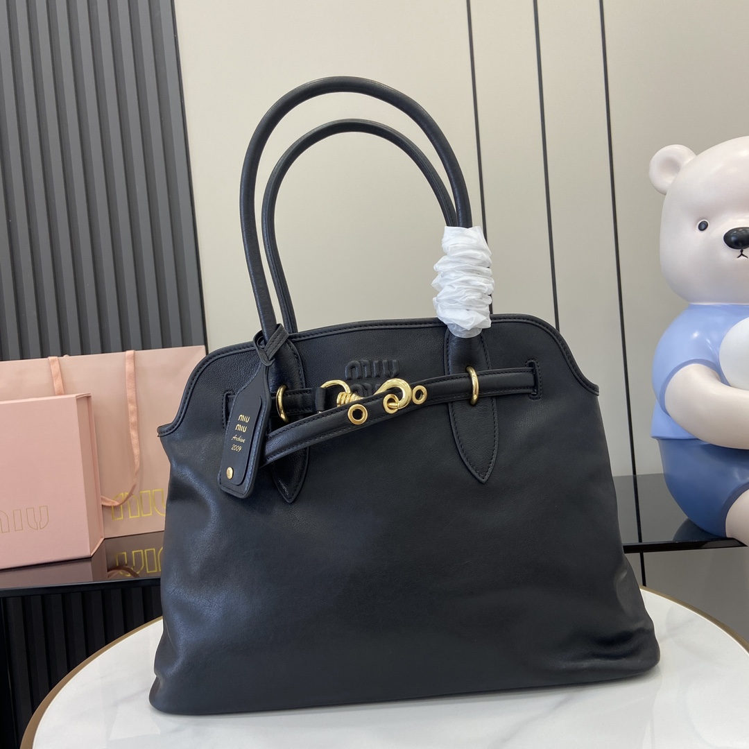 p2300🎁"With full original packaging"🎁The new Miu women's Nappa sheepskin handbag is inspired by a treasured design and has been restructured to make it lighter and lighter, giving it a new personality and creating a classic piece with a timeless appeal, embossed with a monogrammed logo for an added element of iconicity👝With carry handle Ideal as a handbag or shoulder bag Removable charm with vintage gold-tone hardwareEmbossed monogrammed logo on frontLined with zipper pocket and patch pocket!Model: 5BG291Size: 31(L) x 40(H) x 13cm(Thick)Color: leather/greyItalian CreationSize: 31✖️40✖️13cmModel No.: 5BG291