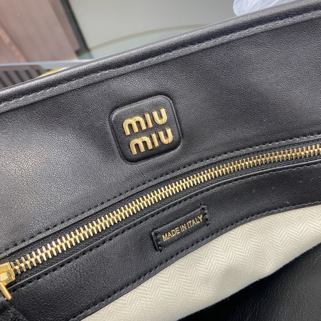 p2300🎁"With full original packaging"🎁The new Miu women's Nappa sheepskin handbag is inspired by a treasured design and has been restructured to make it lighter and lighter, giving it a new personality and creating a classic piece with a timeless appeal, embossed with a monogrammed logo for an added element of iconicity👝With carry handle Ideal as a handbag or shoulder bag Removable charm with vintage gold-tone hardwareEmbossed monogrammed logo on frontLined with zipper pocket and patch pocket!Model: 5BG291Size: 31(L) x 40(H) x 13cm(Thick)Color: leather/greyItalian CreationSize: 31✖️40✖️13cmModel No.: 5BG291