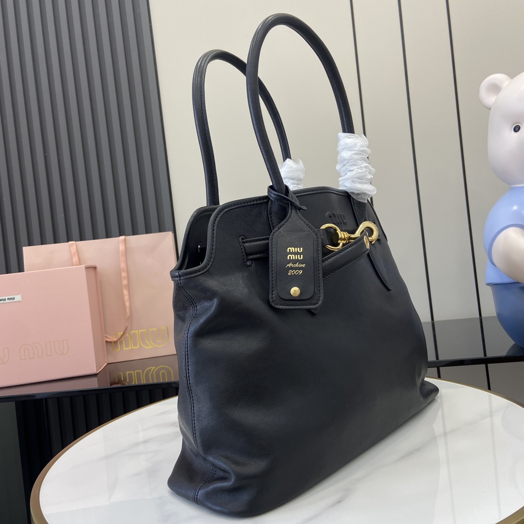 p2300🎁"With full original packaging"🎁The new Miu women's Nappa sheepskin handbag is inspired by a treasured design and has been restructured to make it lighter and lighter, giving it a new personality and creating a classic piece with a timeless appeal, embossed with a monogrammed logo for an added element of iconicity👝With carry handle Ideal as a handbag or shoulder bag Removable charm with vintage gold-tone hardwareEmbossed monogrammed logo on frontLined with zipper pocket and patch pocket!Model: 5BG291Size: 31(L) x 40(H) x 13cm(Thick)Color: leather/greyItalian CreationSize: 31✖️40✖️13cmModel No.: 5BG291