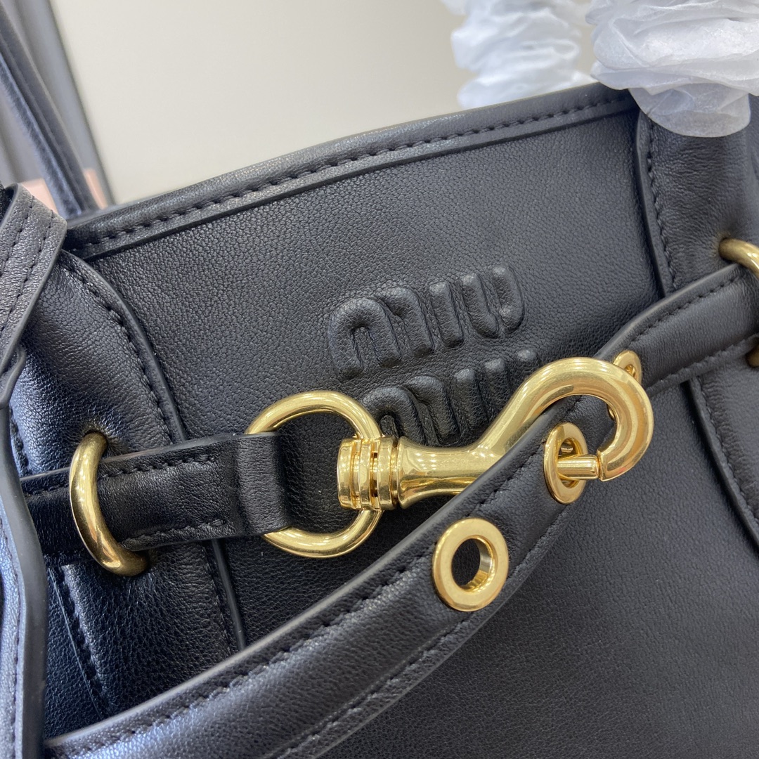 p2300🎁"With full original packaging"🎁The new Miu women's Nappa sheepskin handbag is inspired by a treasured design and has been restructured to make it lighter and lighter, giving it a new personality and creating a classic piece with a timeless appeal, embossed with a monogrammed logo for an added element of iconicity👝With carry handle Ideal as a handbag or shoulder bag Removable charm with vintage gold-tone hardwareEmbossed monogrammed logo on frontLined with zipper pocket and patch pocket!Model: 5BG291Size: 31(L) x 40(H) x 13cm(Thick)Color: leather/greyItalian CreationSize: 31✖️40✖️13cmModel No.: 5BG291