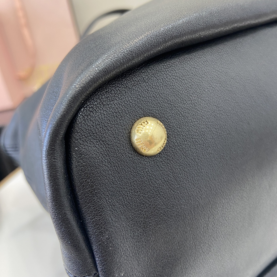 p2300🎁"With full original packaging"🎁The new Miu women's Nappa sheepskin handbag is inspired by a treasured design and has been restructured to make it lighter and lighter, giving it a new personality and creating a classic piece with a timeless appeal, embossed with a monogrammed logo for an added element of iconicity👝With carry handle Ideal as a handbag or shoulder bag Removable charm with vintage gold-tone hardwareEmbossed monogrammed logo on frontLined with zipper pocket and patch pocket!Model: 5BG291Size: 31(L) x 40(H) x 13cm(Thick)Color: leather/greyItalian CreationSize: 31✖️40✖️13cmModel No.: 5BG291