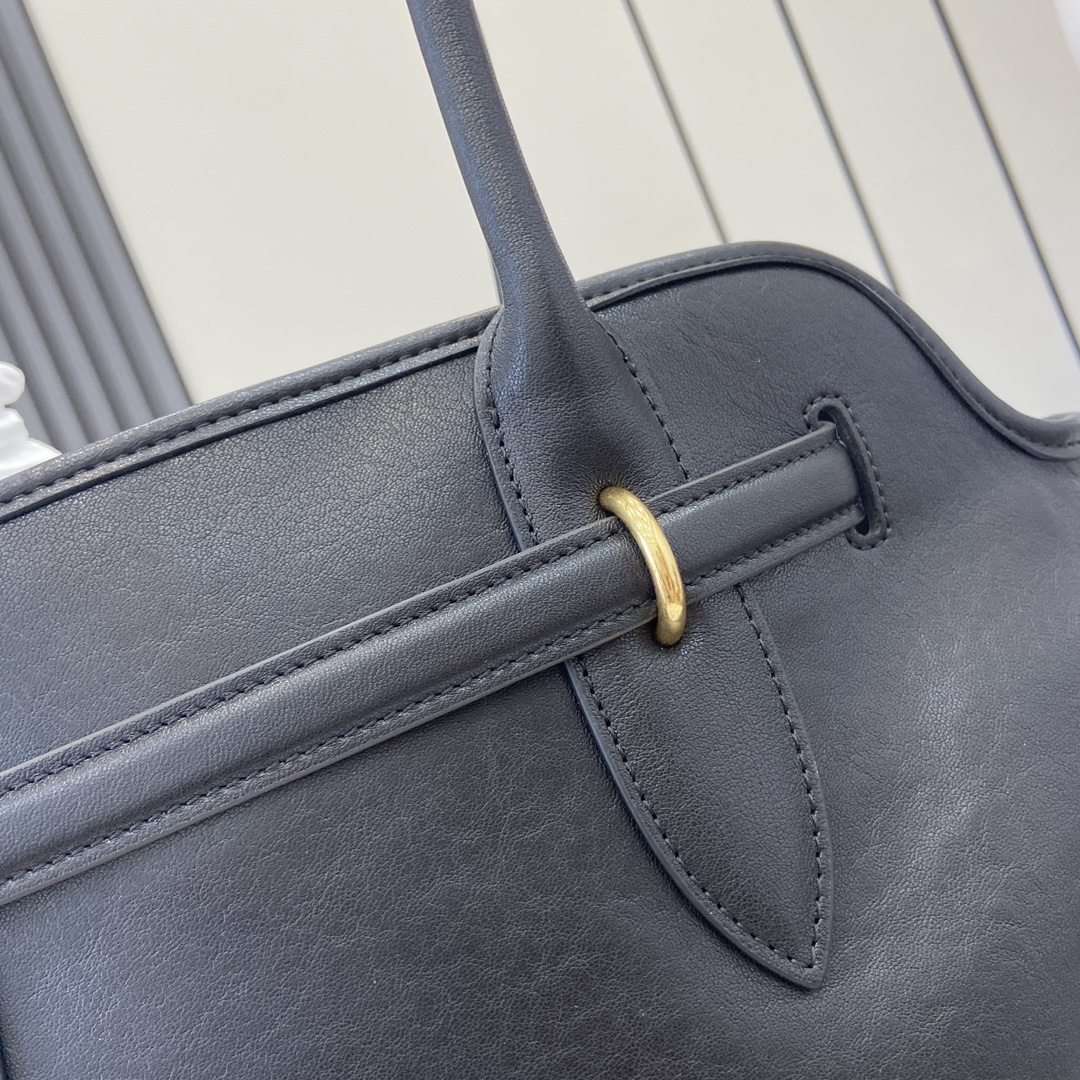 p2300🎁"With full original packaging"🎁The new Miu women's Nappa sheepskin handbag is inspired by a treasured design and has been restructured to make it lighter and lighter, giving it a new personality and creating a classic piece with a timeless appeal, embossed with a monogrammed logo for an added element of iconicity👝With carry handle Ideal as a handbag or shoulder bag Removable charm with vintage gold-tone hardwareEmbossed monogrammed logo on frontLined with zipper pocket and patch pocket!Model: 5BG291Size: 31(L) x 40(H) x 13cm(Thick)Color: leather/greyItalian CreationSize: 31✖️40✖️13cmModel No.: 5BG291