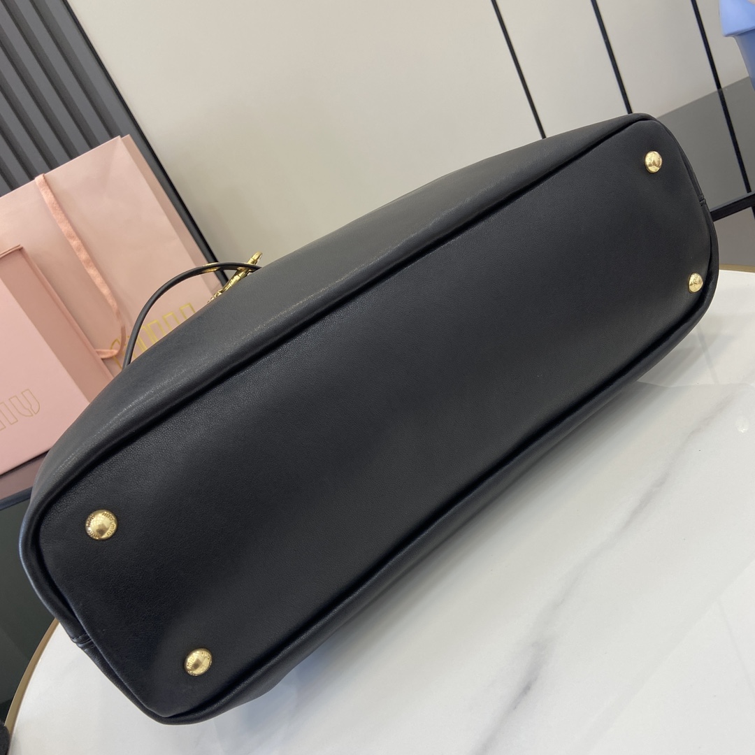 p2300🎁"With full original packaging"🎁The new Miu women's Nappa sheepskin handbag is inspired by a treasured design and has been restructured to make it lighter and lighter, giving it a new personality and creating a classic piece with a timeless appeal, embossed with a monogrammed logo for an added element of iconicity👝With carry handle Ideal as a handbag or shoulder bag Removable charm with vintage gold-tone hardwareEmbossed monogrammed logo on frontLined with zipper pocket and patch pocket!Model: 5BG291Size: 31(L) x 40(H) x 13cm(Thick)Color: leather/greyItalian CreationSize: 31✖️40✖️13cmModel No.: 5BG291