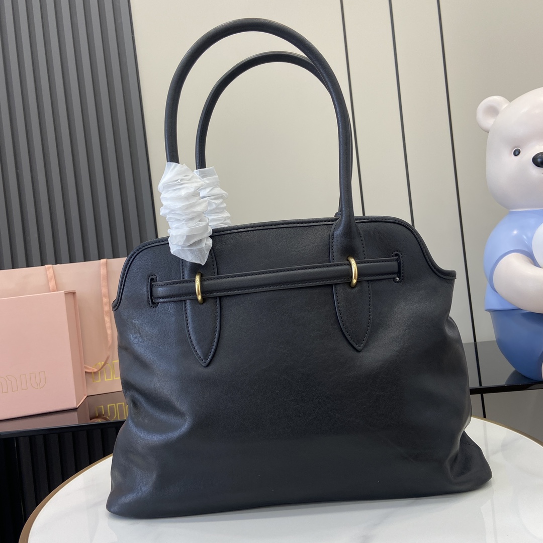 p2300🎁"With full original packaging"🎁The new Miu women's Nappa sheepskin handbag is inspired by a treasured design and has been restructured to make it lighter and lighter, giving it a new personality and creating a classic piece with a timeless appeal, embossed with a monogrammed logo for an added element of iconicity👝With carry handle Ideal as a handbag or shoulder bag Removable charm with vintage gold-tone hardwareEmbossed monogrammed logo on frontLined with zipper pocket and patch pocket!Model: 5BG291Size: 31(L) x 40(H) x 13cm(Thick)Color: leather/greyItalian CreationSize: 31✖️40✖️13cmModel No.: 5BG291