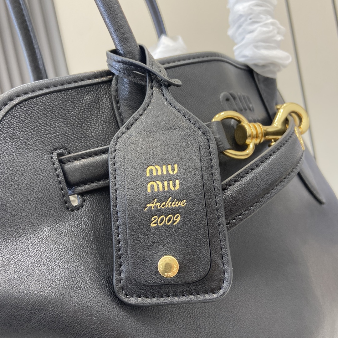p2300🎁"With full original packaging"🎁The new Miu women's Nappa sheepskin handbag is inspired by a treasured design and has been restructured to make it lighter and lighter, giving it a new personality and creating a classic piece with a timeless appeal, embossed with a monogrammed logo for an added element of iconicity👝With carry handle Ideal as a handbag or shoulder bag Removable charm with vintage gold-tone hardwareEmbossed monogrammed logo on frontLined with zipper pocket and patch pocket!Model: 5BG291Size: 31(L) x 40(H) x 13cm(Thick)Color: leather/greyItalian CreationSize: 31✖️40✖️13cmModel No.: 5BG291