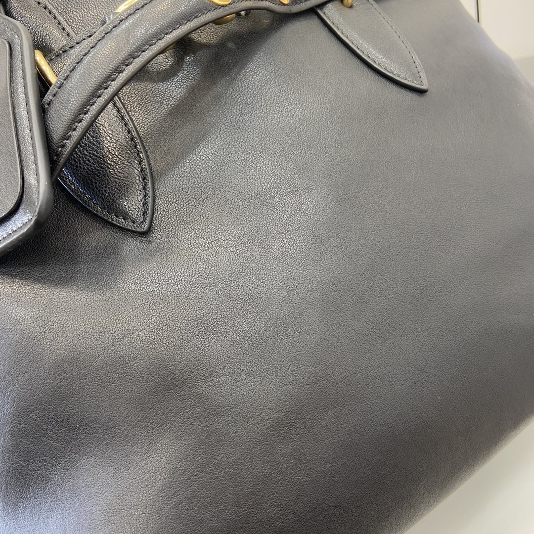 p2300🎁"With full original packaging"🎁The new Miu women's Nappa sheepskin handbag is inspired by a treasured design and has been restructured to make it lighter and lighter, giving it a new personality and creating a classic piece with a timeless appeal, embossed with a monogrammed logo for an added element of iconicity👝With carry handle Ideal as a handbag or shoulder bag Removable charm with vintage gold-tone hardwareEmbossed monogrammed logo on frontLined with zipper pocket and patch pocket!Model: 5BG291Size: 31(L) x 40(H) x 13cm(Thick)Color: leather/greyItalian CreationSize: 31✖️40✖️13cmModel No.: 5BG291
