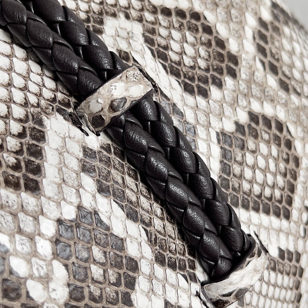 BOTTEGA VENETA Women's Crossbody Bag The Liberta is a gentle yet tough knitted beauty in wild python skin 🐍 This is a fashion that belongs exclusively to the successful woman who seeks to be wildly beautiful Each snakeskin is unique and unrepeatable A return to pragmatism, the winter of '24 is characterized by the crossbody and large capacity of the Liberta, with its single compartment and spacious opening, which corresponds to its name. Zipperless design corresponds to its own name implies freedom and not be bound "large single room" is the advantage of the winter clothing is complicated when it is easy to find the items can be hand-carried can be carried on the shoulder to meet the needs of a variety of occasions Model: 27 * 16 * 6cm - high imitation factory