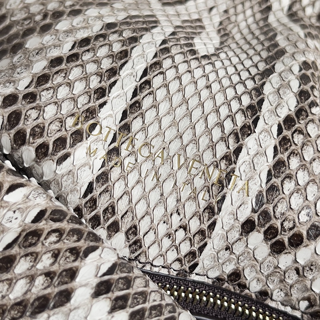 BOTTEGA VENETA Women's Crossbody Bag The Liberta is a gentle yet tough knitted beauty in wild python skin 🐍 This is a fashion that belongs exclusively to the successful woman who seeks to be wildly beautiful Each snakeskin is unique and unrepeatable A return to pragmatism, the winter of '24 is characterized by the crossbody and large capacity of the Liberta, with its single compartment and spacious opening, which corresponds to its name. Zipperless design corresponds to its own name implies freedom and not be bound "large single room" is the advantage of the winter clothing is complicated when it is easy to find the items can be hand-carried can be carried on the shoulder to meet the needs of a variety of occasions Model: 27 * 16 * 6cm - high imitation factory