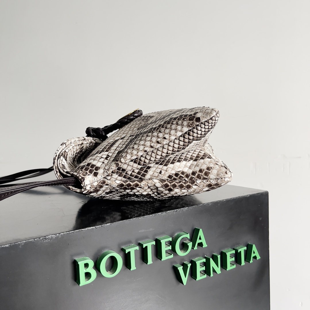 BOTTEGA VENETA Women's Crossbody Bag The Liberta is a gentle yet tough knitted beauty in wild python skin 🐍 This is a fashion that belongs exclusively to the successful woman who seeks to be wildly beautiful Each snakeskin is unique and unrepeatable A return to pragmatism, the winter of '24 is characterized by the crossbody and large capacity of the Liberta, with its single compartment and spacious opening, which corresponds to its name. Zipperless design corresponds to its own name implies freedom and not be bound "large single room" is the advantage of the winter clothing is complicated when it is easy to find the items can be hand-carried can be carried on the shoulder to meet the needs of a variety of occasions Model: 27 * 16 * 6cm - high imitation factory