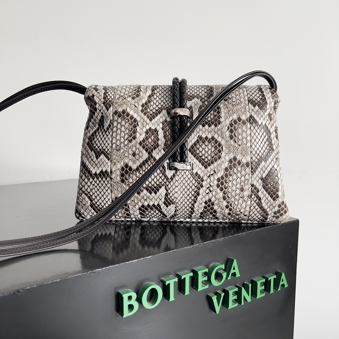 BOTTEGA VENETA Women's Crossbody Bag The Liberta is a gentle yet tough knitted beauty in wild python skin 🐍 This is a fashion that belongs exclusively to the successful woman who seeks to be wildly beautiful Each snakeskin is unique and unrepeatable A return to pragmatism, the winter of '24 is characterized by the crossbody and large capacity of the Liberta, with its single compartment and spacious opening, which corresponds to its name. Zipperless design corresponds to its own name implies freedom and not be bound "large single room" is the advantage of the winter clothing is complicated when it is easy to find the items can be hand-carried can be carried on the shoulder to meet the needs of a variety of occasions Model: 27 * 16 * 6cm - high imitation factory