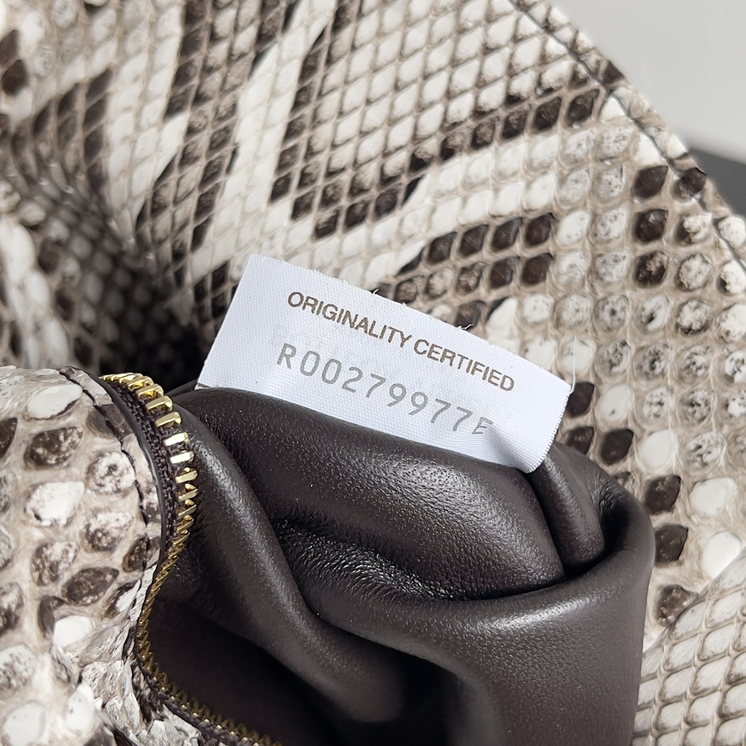 BOTTEGA VENETA Women's Crossbody Bag The Liberta is a gentle yet tough knitted beauty in wild python skin 🐍 This is a fashion that belongs exclusively to the successful woman who seeks to be wildly beautiful Each snakeskin is unique and unrepeatable A return to pragmatism, the winter of '24 is characterized by the crossbody and large capacity of the Liberta, with its single compartment and spacious opening, which corresponds to its name. Zipperless design corresponds to its own name implies freedom and not be bound "large single room" is the advantage of the winter clothing is complicated when it is easy to find the items can be hand-carried can be carried on the shoulder to meet the needs of a variety of occasions Model: 27 * 16 * 6cm - high imitation factory