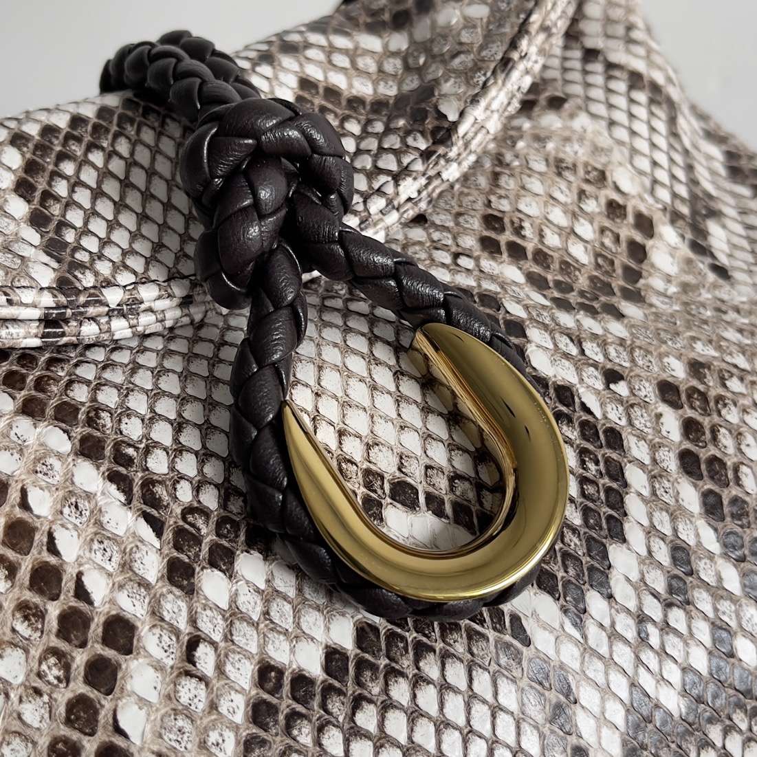 BOTTEGA VENETA Women's Crossbody Bag The Liberta is a gentle yet tough knitted beauty in wild python skin 🐍 This is a fashion that belongs exclusively to the successful woman who seeks to be wildly beautiful Each snakeskin is unique and unrepeatable A return to pragmatism, the winter of '24 is characterized by the crossbody and large capacity of the Liberta, with its single compartment and spacious opening, which corresponds to its name. Zipperless design corresponds to its own name implies freedom and not be bound "large single room" is the advantage of the winter clothing is complicated when it is easy to find the items can be hand-carried can be carried on the shoulder to meet the needs of a variety of occasions Model: 27 * 16 * 6cm - high imitation factory