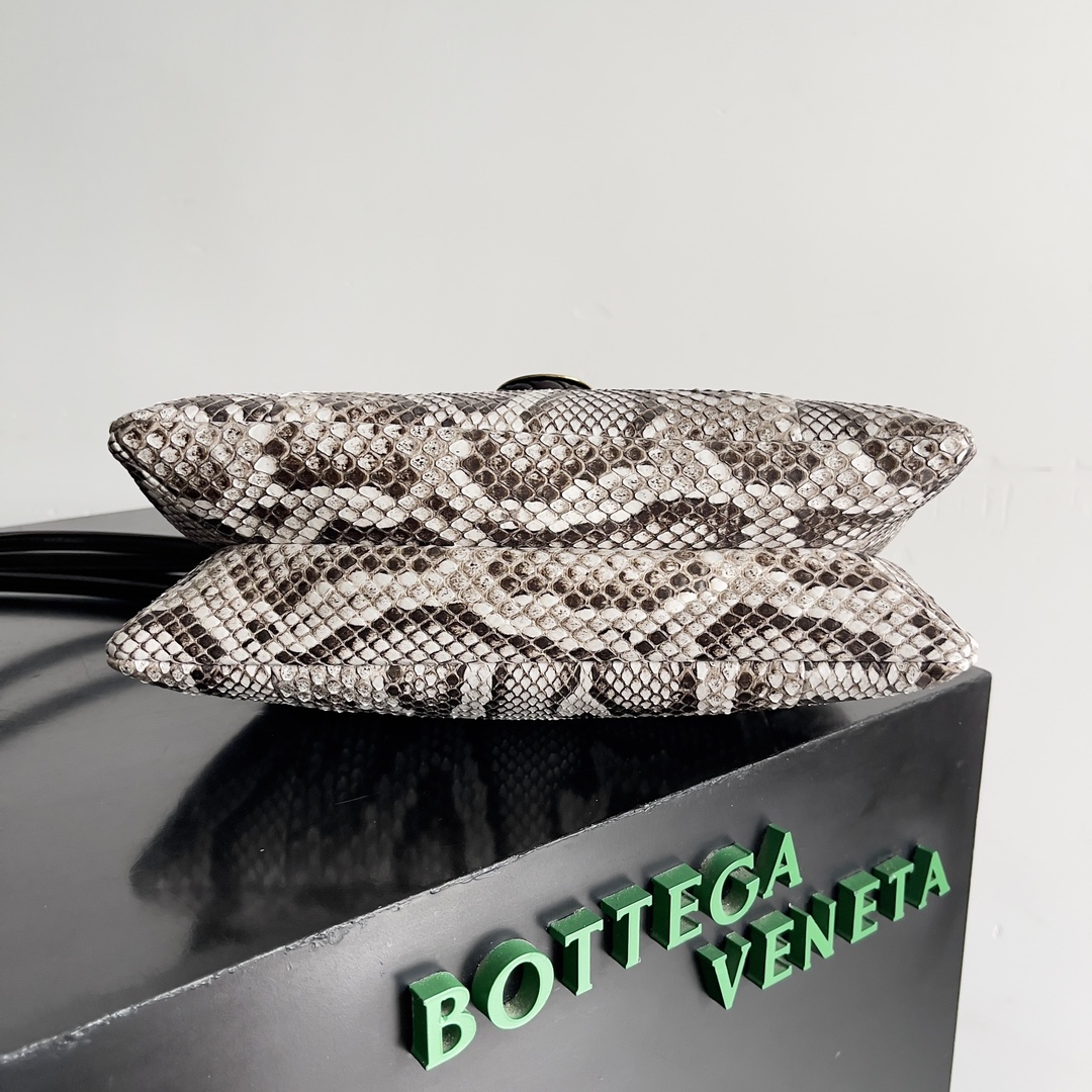 BOTTEGA VENETA Women's Crossbody Bag The Liberta is a gentle yet tough knitted beauty in wild python skin 🐍 This is a fashion that belongs exclusively to the successful woman who seeks to be wildly beautiful Each snakeskin is unique and unrepeatable A return to pragmatism, the winter of '24 is characterized by the crossbody and large capacity of the Liberta, with its single compartment and spacious opening, which corresponds to its name. Zipperless design corresponds to its own name implies freedom and not be bound "large single room" is the advantage of the winter clothing is complicated when it is easy to find the items can be hand-carried can be carried on the shoulder to meet the needs of a variety of occasions Model: 27 * 16 * 6cm - high imitation factory