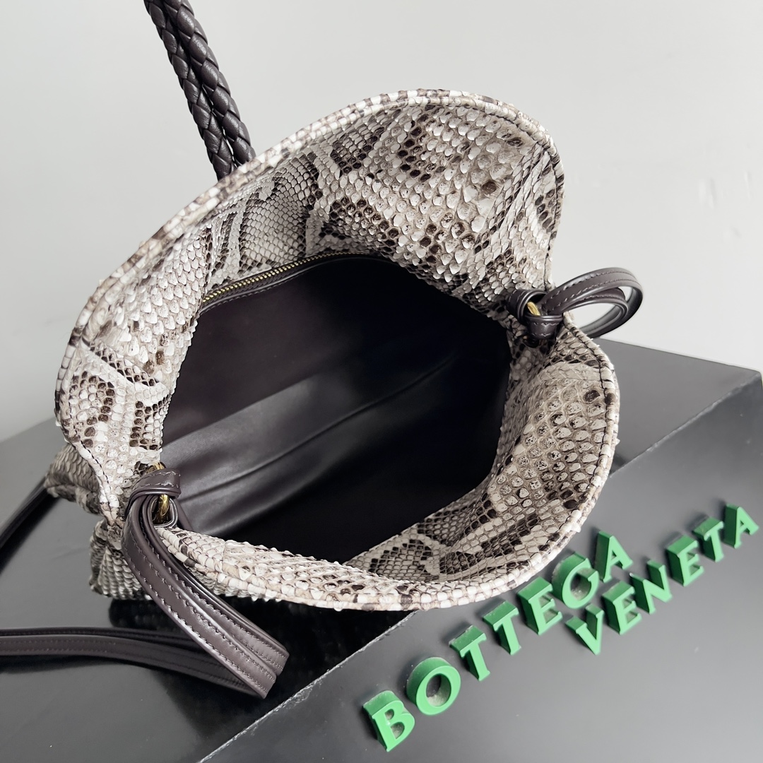 BOTTEGA VENETA Women's Crossbody Bag The Liberta is a gentle yet tough knitted beauty in wild python skin 🐍 This is a fashion that belongs exclusively to the successful woman who seeks to be wildly beautiful Each snakeskin is unique and unrepeatable A return to pragmatism, the winter of '24 is characterized by the crossbody and large capacity of the Liberta, with its single compartment and spacious opening, which corresponds to its name. Zipperless design corresponds to its own name implies freedom and not be bound "large single room" is the advantage of the winter clothing is complicated when it is easy to find the items can be hand-carried can be carried on the shoulder to meet the needs of a variety of occasions Model: 27 * 16 * 6cm - high imitation factory