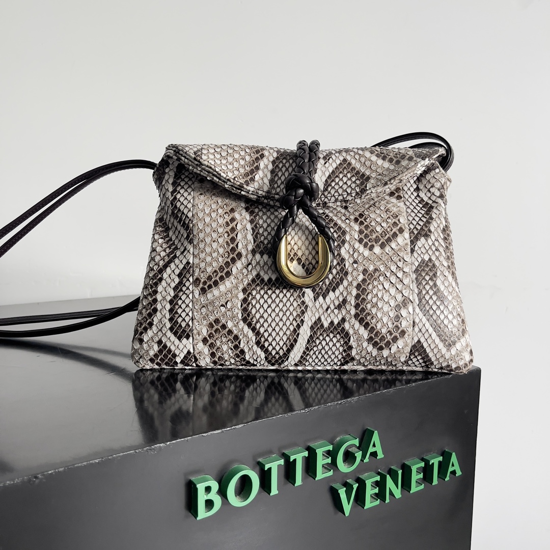 BOTTEGA VENETA Women's Crossbody Bag The Liberta is a gentle yet tough knitted beauty in wild python skin 🐍 This is a fashion that belongs exclusively to the successful woman who seeks to be wildly beautiful Each snakeskin is unique and unrepeatable A return to pragmatism, the winter of '24 is characterized by the crossbody and large capacity of the Liberta, with its single compartment and spacious opening, which corresponds to its name. Zipperless design corresponds to its own name implies freedom and not be bound "large single room" is the advantage of the winter clothing is complicated when it is easy to find the items can be hand-carried can be carried on the shoulder to meet the needs of a variety of occasions Model: 27 * 16 * 6cm - high imitation factory