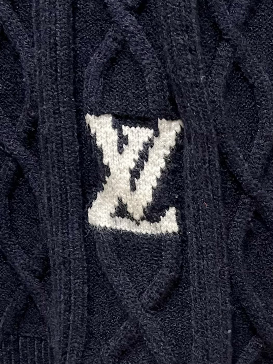 图片[5]-P720
LouisVuitton 路易威登                  
24Fw秋冬 男女同款高克重针织羊毛衫 配色标识条纹工艺设计！钩织标识条纹修饰设计经典配色钩织设计！
此款毛衣甄选客供进口100％针织羊毛材质！
面料手感偏厚实有一定的自重感柔软绵密的毛圈肌理贴身穿着透气亲肤舒适色彩靓丽、吸睛时髦度爆棚与众不同的图案绝对可以让你在人群中出彩万分！A33休闲版型裁剪设计！
上身效果减龄又百搭
……………………………………………………
❥∙Size：M-2XL-高仿包包