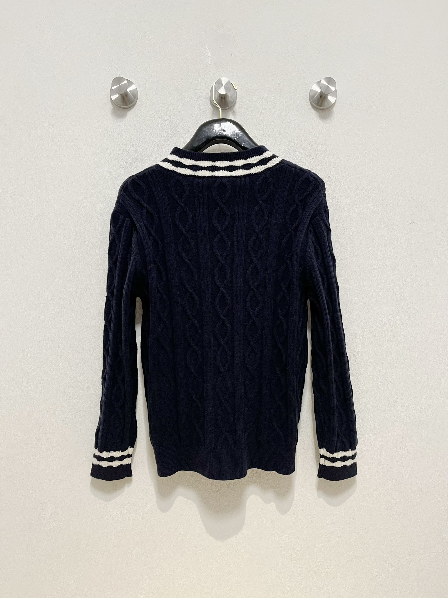 图片[2]-P720
LouisVuitton 路易威登                  
24Fw秋冬 男女同款高克重针织羊毛衫 配色标识条纹工艺设计！钩织标识条纹修饰设计经典配色钩织设计！
此款毛衣甄选客供进口100％针织羊毛材质！
面料手感偏厚实有一定的自重感柔软绵密的毛圈肌理贴身穿着透气亲肤舒适色彩靓丽、吸睛时髦度爆棚与众不同的图案绝对可以让你在人群中出彩万分！A33休闲版型裁剪设计！
上身效果减龄又百搭
……………………………………………………
❥∙Size：M-2XL-高仿包包