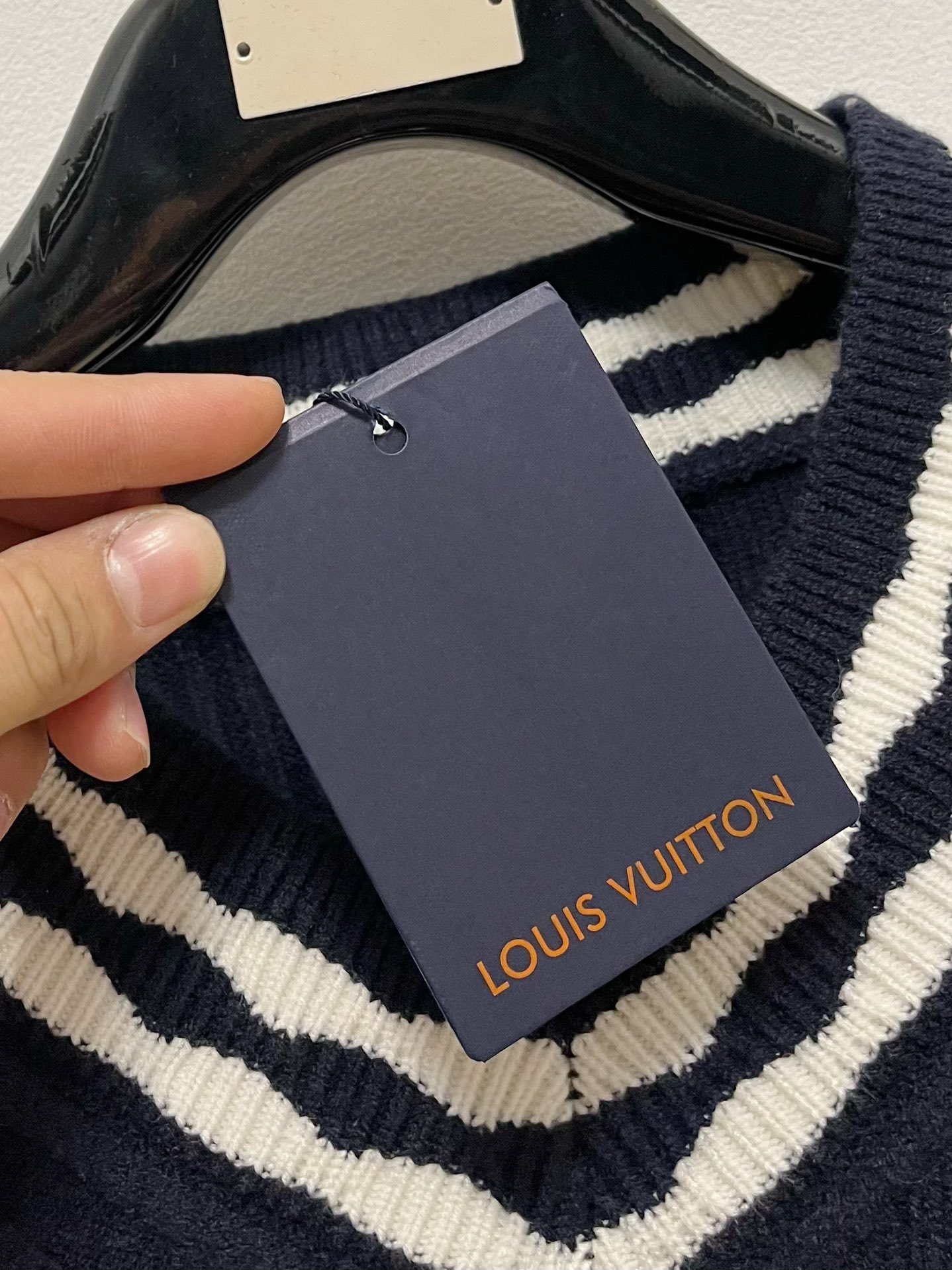 图片[6]-P720
LouisVuitton 路易威登                  
24Fw秋冬 男女同款高克重针织羊毛衫 配色标识条纹工艺设计！钩织标识条纹修饰设计经典配色钩织设计！
此款毛衣甄选客供进口100％针织羊毛材质！
面料手感偏厚实有一定的自重感柔软绵密的毛圈肌理贴身穿着透气亲肤舒适色彩靓丽、吸睛时髦度爆棚与众不同的图案绝对可以让你在人群中出彩万分！A33休闲版型裁剪设计！
上身效果减龄又百搭
……………………………………………………
❥∙Size：M-2XL-高仿包包