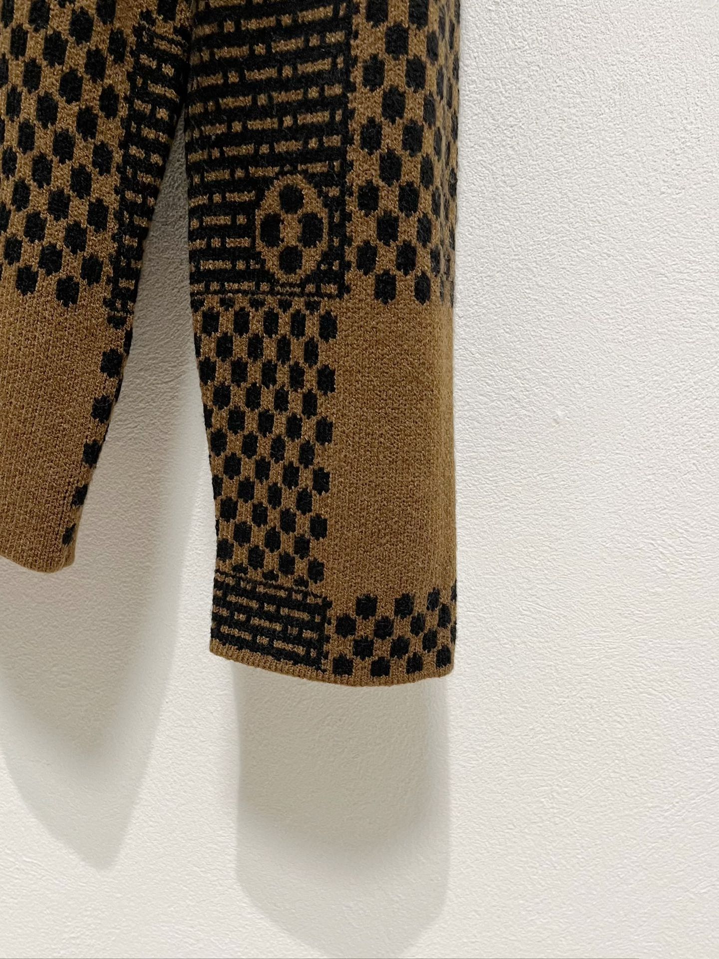 P680LouisVuitton Louis Vuitton 24Fw Fall/Winter Unisex High Gram Weight Knit Fleece Matching Color Logo Stripe Crafted Design! Crochet logo stripe trim design Classic colorway crochet design! This sweater is made of imported 100% knitted wool! Fabric feel thicker have a certain sense of self-weight soft dense terry texture close to wear breathable skin comfortable color beautiful, eye-catching fashionable degree of bursting distinctive patterns can definitely let you in the crowd colorful points! On the effect of ageing and versatile ........................... .............................. ...❥❥∙Size：M-2XL-High-Fashion Factory