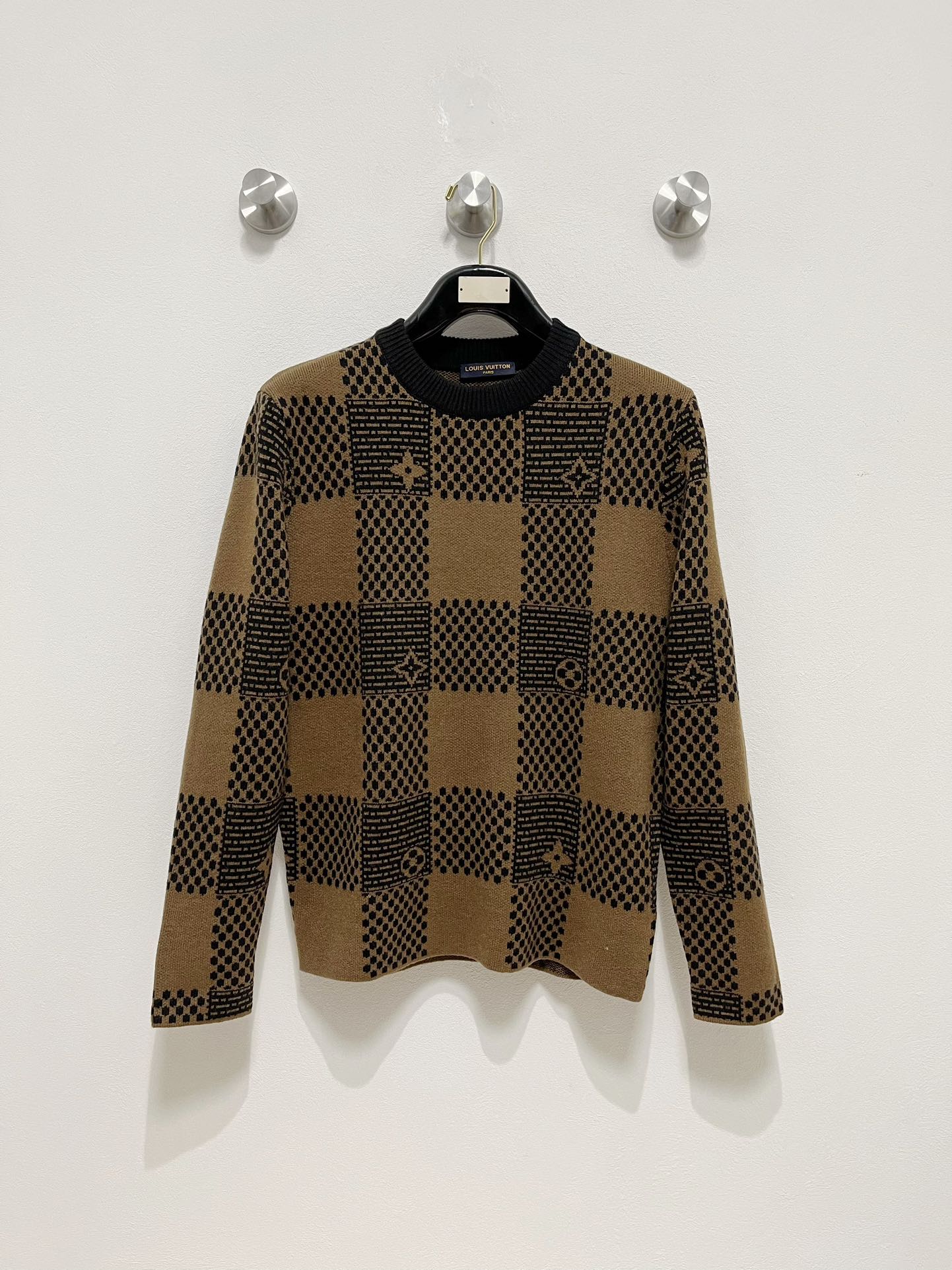 P680LouisVuitton Louis Vuitton 24Fw Fall/Winter Unisex High Gram Weight Knit Fleece Matching Color Logo Stripe Crafted Design! Crochet logo stripe trim design Classic colorway crochet design! This sweater is made of imported 100% knitted wool! Fabric feel thicker have a certain sense of self-weight soft dense terry texture close to wear breathable skin comfortable color beautiful, eye-catching fashionable degree of bursting distinctive patterns can definitely let you in the crowd colorful points! On the effect of ageing and versatile ........................... .............................. ...❥❥∙Size：M-2XL-High-Fashion Factory