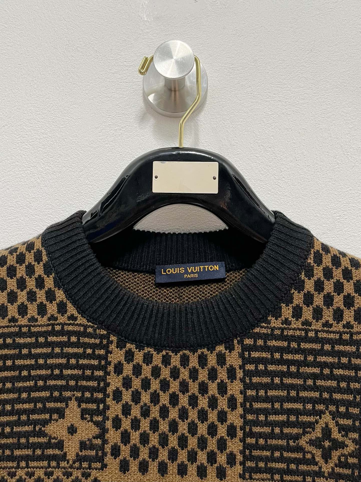 P680LouisVuitton Louis Vuitton 24Fw Fall/Winter Unisex High Gram Weight Knit Fleece Matching Color Logo Stripe Crafted Design! Crochet logo stripe trim design Classic colorway crochet design! This sweater is made of imported 100% knitted wool! Fabric feel thicker have a certain sense of self-weight soft dense terry texture close to wear breathable skin comfortable color beautiful, eye-catching fashionable degree of bursting distinctive patterns can definitely let you in the crowd colorful points! On the effect of ageing and versatile ........................... .............................. ...❥❥∙Size：M-2XL-High-Fashion Factory