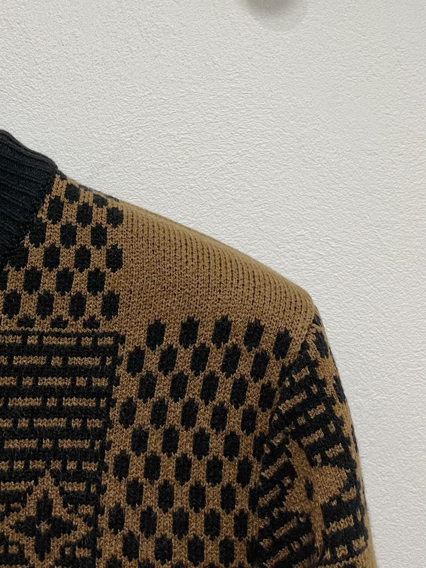 P680LouisVuitton Louis Vuitton 24Fw Fall/Winter Unisex High Gram Weight Knit Fleece Matching Color Logo Stripe Crafted Design! Crochet logo stripe trim design Classic colorway crochet design! This sweater is made of imported 100% knitted wool! Fabric feel thicker have a certain sense of self-weight soft dense terry texture close to wear breathable skin comfortable color beautiful, eye-catching fashionable degree of bursting distinctive patterns can definitely let you in the crowd colorful points! On the effect of ageing and versatile ........................... .............................. ...❥❥∙Size：M-2XL-High-Fashion Factory