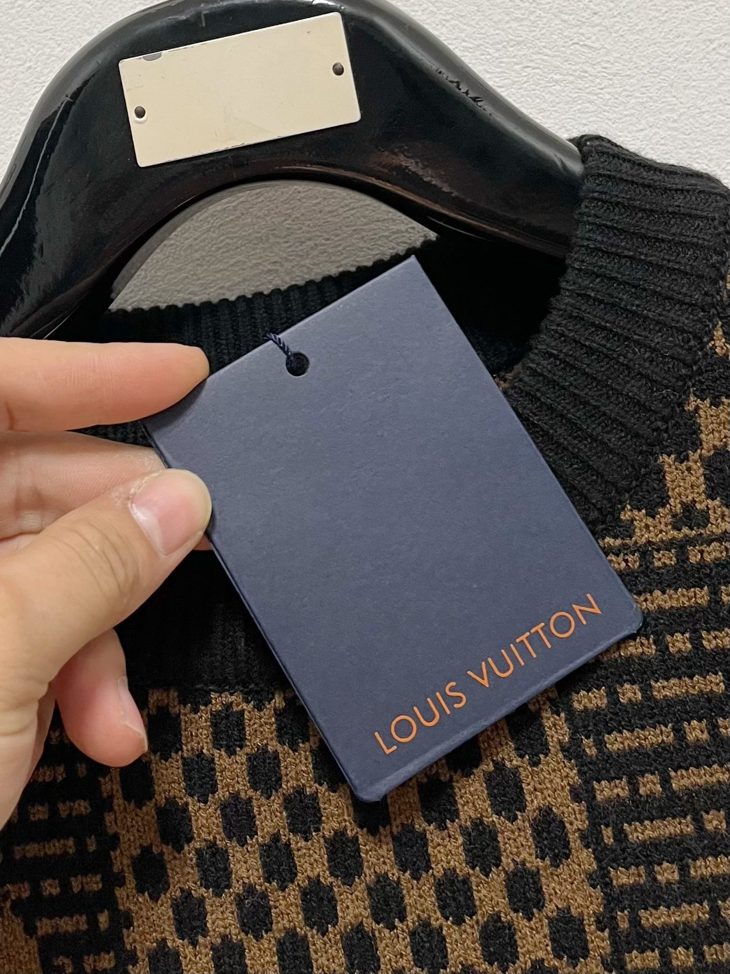 P680LouisVuitton Louis Vuitton 24Fw Fall/Winter Unisex High Gram Weight Knit Fleece Matching Color Logo Stripe Crafted Design! Crochet logo stripe trim design Classic colorway crochet design! This sweater is made of imported 100% knitted wool! Fabric feel thicker have a certain sense of self-weight soft dense terry texture close to wear breathable skin comfortable color beautiful, eye-catching fashionable degree of bursting distinctive patterns can definitely let you in the crowd colorful points! On the effect of ageing and versatile ........................... .............................. ...❥❥∙Size：M-2XL-High-Fashion Factory