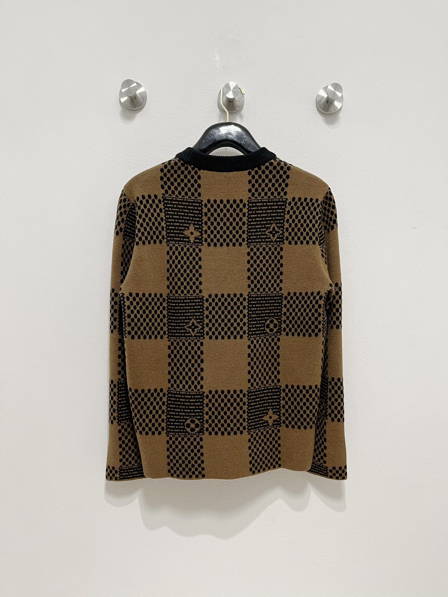 P680LouisVuitton Louis Vuitton 24Fw Fall/Winter Unisex High Gram Weight Knit Fleece Matching Color Logo Stripe Crafted Design! Crochet logo stripe trim design Classic colorway crochet design! This sweater is made of imported 100% knitted wool! Fabric feel thicker have a certain sense of self-weight soft dense terry texture close to wear breathable skin comfortable color beautiful, eye-catching fashionable degree of bursting distinctive patterns can definitely let you in the crowd colorful points! On the effect of ageing and versatile ........................... .............................. ...❥❥∙Size：M-2XL-High-Fashion Factory
